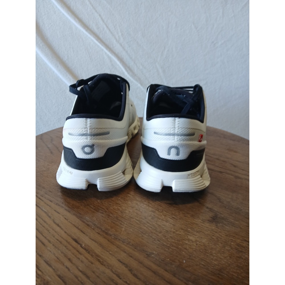 On Running Cloud women’s Running Shoes in White and Black sz 7 - Picture 5 of 9
